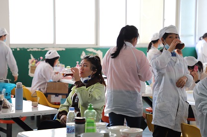 The AiYin technology company boiled the ginger tea of the warmth for front-line employees